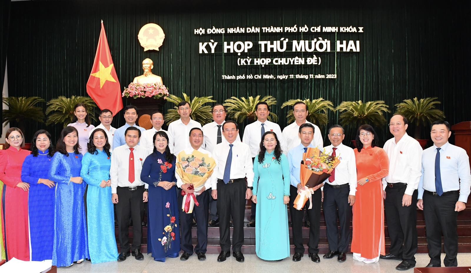 Các đồng chí lãnh đạo TP. Hồ Chí Minh cùng đại biểu HĐND TP. Hồ Chí Minh tại kỳ họp (Ảnh: Việt Dũng).